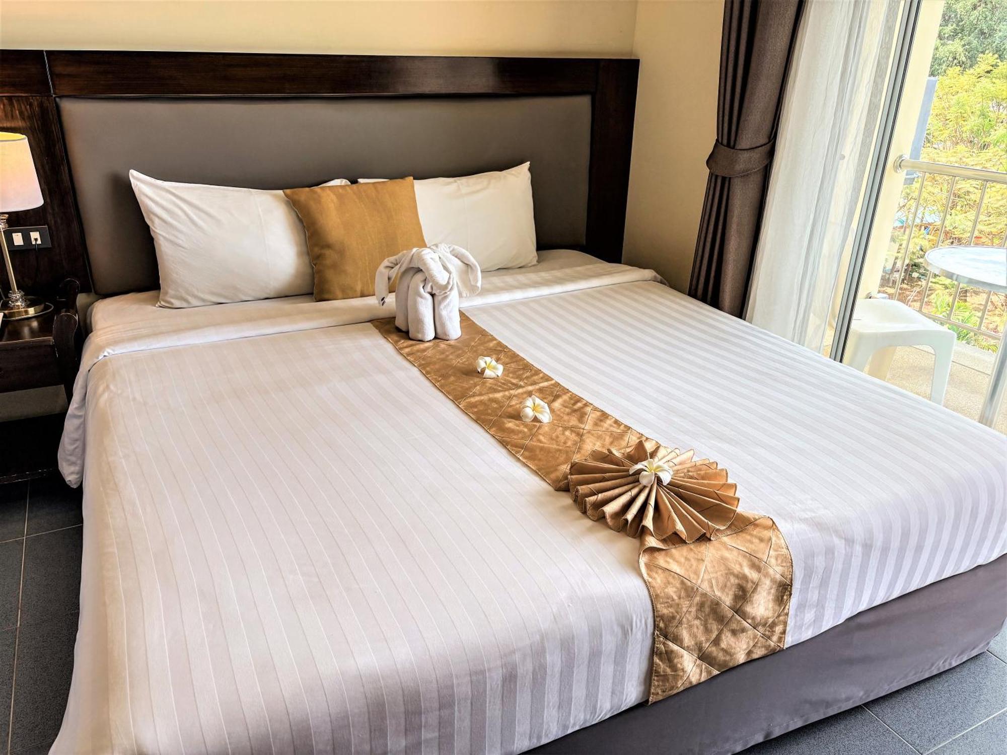Blue Beach Grand Resort And Spa In Chalong Phuket By Dayuu Ban Saiyuan Ngoại thất bức ảnh